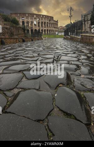 Regnerisches Wetter am Morgen, Sonnenaufgang in einer alten historischen Stadt und der Anblick des Kolosseums, Rom, Italien, Europa Stockfoto