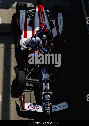 Die AJ Foyt Racing Chevrolet Crew rollte ihr Rennauto aus, um die Straße vor einem Training für die Indianapolis 500 auf dem Indianapolis Motor Speedway in zu Boxen Stockfoto