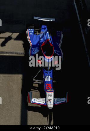 Die Crew von Dreyer Reinbold Racing Chevrolet rollt ihren Rennwagen zur Boxenstraße aus, bevor sie für den Indianapolis 500 im Indianapolis Motor SPE trainieren Stockfoto