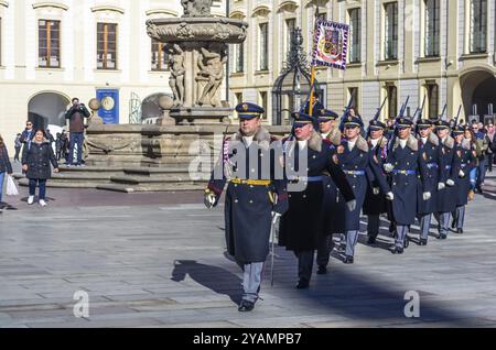 PRAG, TSCHECHISCHE REPUBLIK, 15. FEBRUAR: Soldaten der Prager Schlosswache marschieren zur Zeremonie der Ehrenwache am 15. Februar 20 Stockfoto