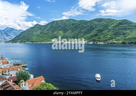 Top-Luftbild am Sommertag in Montenegro über die Altstadt von Perast und der Bucht von Kotor Stockfoto