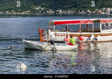 PERAST, MONTENEGRO, 18. JUNI: Blick auf den Damm und die Boote in der Altstadt am 18. Juni 2014 in Perast, Montenegro, Europa Stockfoto