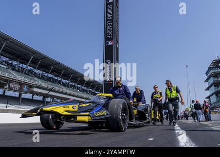 Der INDYCAR-Fahrer COLTON HERTA (26) aus Valencia, Kalifornien, und sein Andretti Autosport Honda-Team bereiten sich auf die Qualifikation für die Indianapolis 500 im in vor Stockfoto