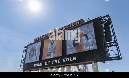 Ein Blick aus der Vogelperspektive auf das Neyland Stadium zeigt ein massives, ikonisches Gebäude, eingebettet am Tennessee River, mit seiner markanten Schalenform und Sitzgelegenheiten für Stockfoto