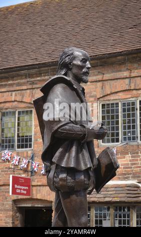 Statue von William Shakespeare steht vor seinem Geburtsort in Henley Street, Stratford upon Avon, Warwickshire Stockfoto