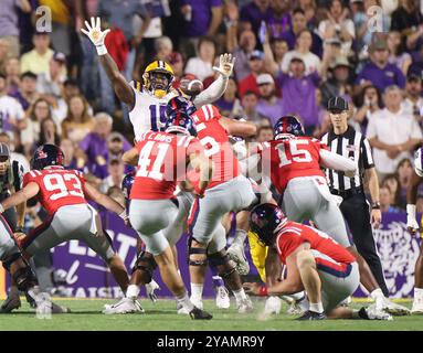 Baton Rouge, Usa. Oktober 2024. Der Mississippi Rebels-Platzkicker Caden Davis (41) versucht am Samstag, den 12. Oktober 2024 in Baton Rouge, Louisiana, ein Feldtor gegen die LSU Tigers Defensive End da'Shawn Womack (15) zu erzielen. (Foto: Peter G. Forest/SIPA USA) Credit: SIPA USA/Alamy Live News Stockfoto