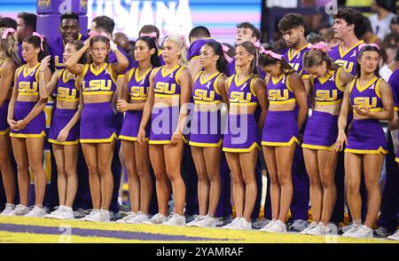 Baton Rouge, Usa. Oktober 2024. Die Cheerleader der LSU Tigers treten am Samstag, den 12. Oktober 2024, im Tiger Stadium in Baton Rouge, Louisiana, auf. (Foto: Peter G. Forest/SIPA USA) Credit: SIPA USA/Alamy Live News Stockfoto