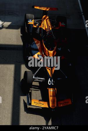 Die Arrow McLaren Chevrolet-Crew rollte ihr Rennauto aus, um die Straße vor einem Training für die Indianapolis 500 auf dem Indianapolis Motor Speedway in zu Boxen Stockfoto