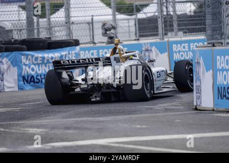 INDYCAR Series-Fahrer RINUS VEEKAY (21) aus Hoofddorp, Niederlande, reist während einer Trainingseinheit für die Big Machine Music City durch die Kurven Stockfoto