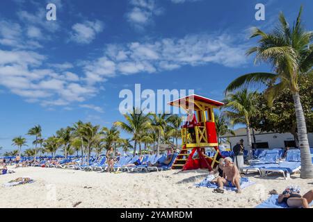 Atemberaubender Great Stirrup Cay: Smaragdgrüne Gewässer, unberührte Strände und üppiges Grün zeichnen eine Postkartenszene auf den idyllischen Berry Islands of the aus Stockfoto