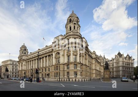 Old war Office Building, von Whitehall aus gesehen, dem ehemaligen Standort des war Office in London, Großbritannien. Cityscape Shot mit Neigungs-/verstellobjektiv zur Erhaltung von verti Stockfoto