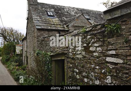 Tintagel Cornish Dintagell oder Tre war Venydh ist ein Dorf an einem zerklüfteten Küstenabschnitt in der Grafschaft Cornwall im äußersten Südwesten Englands. Stockfoto