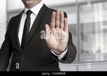 Hand Stop wird vom Geschäftsmann gezeigt Stockfoto