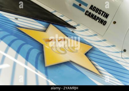 Crew-Mitglieder von Juncos Hollinger Racing bereiten ihren Rennwagen für die Indianapols 500 in Indianapolis vor Stockfoto