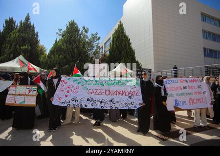 Gaziantep, Turkiye. Oktober 2024. Gaziantep, Turkiye. Oktober 2024. Dutzende von Studenten und Akademikern der Gaziantep University of Islamic Sciences and Technology versammeln sich auf dem Campus, um an ein Jahr des israelischen Krieges im Gazastreifen zu erinnern. Die israelische Militäroffensive begann am selben Tag des Angriffs der Hamas auf Israel am 7. Oktober. Die Studenten in der südtürkischen Stadt Gaziantep zeigten eine große palästinensische Flagge auf dem Campus, während sie ein Ende des Krieges gegen Gaza und der israelischen Besetzung Palästinas forderten (Credit Image: © Zakariya Yahya/IMAGESLIVE via ZUMA Press Wire) EDITORIAL Stockfoto