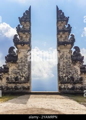 Blick auf die heiligen Tore des Tempels Pura Lempuyang Luhur und den blauen Himmel mit Wolken in Bali, Indonesien, Asien Stockfoto