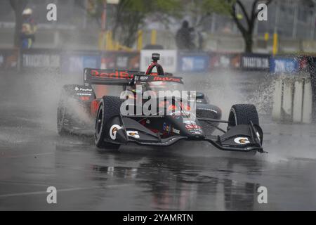 INDYCAR Series-Fahrer CHRISTIAN LUNGAARD (45) aus Hedensted, Dänemark, reist während einer nassen und gefährlichen Trainingseinheit für den BI durch die Kurven Stockfoto