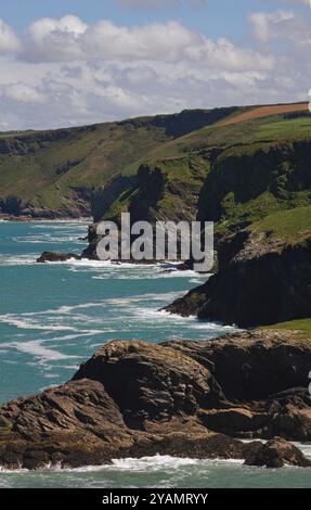 Tintagel Cornish Dintagell oder Tre war Venydh ist ein Dorf an einem zerklüfteten Küstenabschnitt in der Grafschaft Cornwall im äußersten Südwesten Englands. Stockfoto