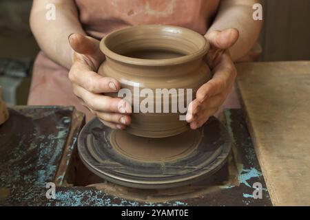 Die Hände eines Töpfers, ein irdenes Gefäß auf dem Kreis, Nahaufnahmen Stockfoto