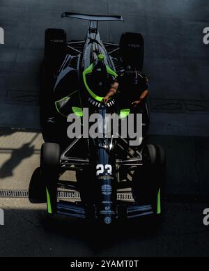 Die Crew von Dreyer Reinbold Racing Chevrolet rollt ihren Rennwagen zur Boxenstraße aus, bevor sie für den Indianapolis 500 im Indianapolis Motor SPE trainieren Stockfoto