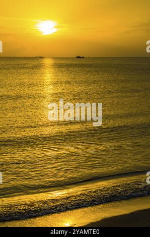 Fantastischer Blick auf den Sonnenuntergang auf das südchinesische Meer von der Sanya Bay in Sanya, Hainan, China, Asien Stockfoto