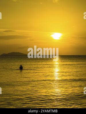 Fantastischer Blick auf den Sonnenuntergang auf das südchinesische Meer von der Sanya Bay in Sanya, Hainan, China, Asien Stockfoto