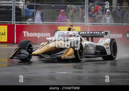 INDYCAR Series-Fahrer RINUS VEEKAY (21) aus Hoofddorp, Niederlande, reist während eines nassen und gefährlichen Trainingssessions für den Big durch die Kurven Stockfoto