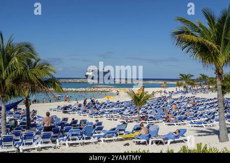 Caribbean Marvel: Norwegian Encore enthüllt anmutig Great Stirrup Cay, Ein privates Paradies auf den Bahamas, das Urlauber in sonnenverwöhnter Glückseligkeit begrüßt Stockfoto