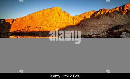 Cottonwood Lakes, Kalifornien, USA. Oktober 2024. Der Sonnenaufgang war an einem frühen Oktobermorgen an den Cottonwood Lakes in den östlichen Sierra Nevada Mountains glorreich. Dies war der Blick auf den Cottonwood Lake #5, der nordwestlich vom höchsten der fünf Seen im Cottonwood Lake Basin aus einer Höhe von 11.200 Metern lag. Die Cottonwood Lakes können zu Fuß von Horseshoe Meadows aus auf einer 10 km langen Wanderung erreicht werden. Die nächstgelegene Stadt ist Lone Pine, Kalifornien. (Kreditbild: © Bruce Chambers/ZUMA Press Wire) NUR REDAKTIONELLE VERWENDUNG! Nicht für kommerzielle ZWECKE! Stockfoto