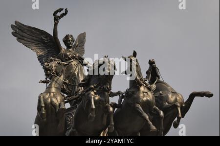 Der Wellington Arch, auch als Constitution Arch oder Green Park Arch bekannt, ist ein Triumphbogen an der Kreuzung Hyde Park Corner am südöstlichen Ende von Stockfoto