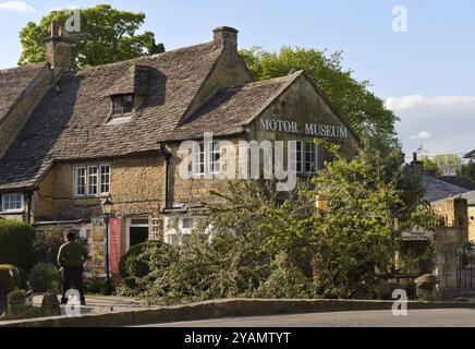 Das Cotswold Motoring Museum ist ein Museum im Dorf Bourton-on-the-Water in Gloucestershire, England. Es zeigt die Geschichte des Motorsports von t Stockfoto