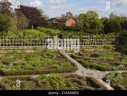 New Place, Shakespeares Familienhaus & gelegen in Stratford-upon-Avon in England hat einen neuen Garten, den Sunken Knot Garden Stockfoto