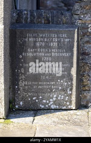 Gedenkstein für Seeleute mit ihren Schiffen, Cook und Franklin, Discovery und Erebus, Zentrum von Stromness, Orkney, Schottland, Großbritannien Stockfoto