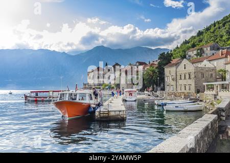 PERAST, MONTENEGRO, 18. JUNI: Blick auf den Damm und die Boote in der Altstadt am 18. Juni 2014 in Perast, Montenegro, Europa Stockfoto