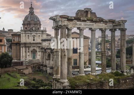 Regnerisches Wetter am Morgen, Sonnenaufgang in einer alten historischen Stadt. Wunderschöne Details und historische römische Gebäude der ewigen Stadt, Rom, Italien, Europa Stockfoto