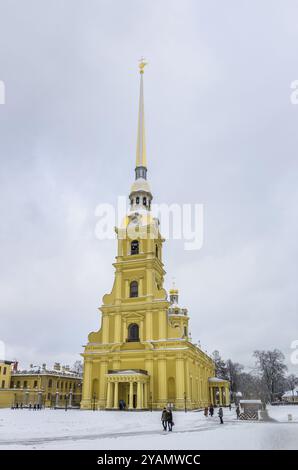 SANKT PETERSBURG, RUSSLAND, FEBRUAR 08: Blick auf die Peter-und-Paul-Kathedrale in der Peter-und-Paul-Festung am 08. Februar 2015 in Sankt-Petersburg, Russland, E. Stockfoto