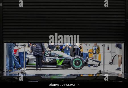 Crew-Mitglieder von Juncos Hollinger Racing bereiten ihren Rennwagen für die Indianapols 500 in Indianapolis vor Stockfoto