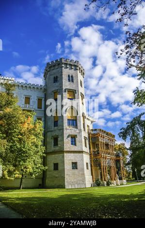 Eine Burg Hluboka nad Vltavou, Tschechien, an einem sonnigen Tag, Europa Stockfoto