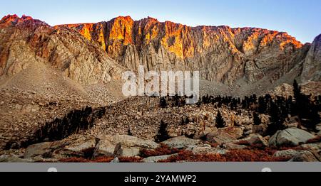 Cottonwood Lakes, Kalifornien, USA. Oktober 2024. Der Sonnenaufgang war an einem frühen Oktobermorgen an den Cottonwood Lakes in den östlichen Sierra Nevada Mountains glorreich. Dies war der Blick auf den Cottonwood Lake #5, der nordwestlich vom höchsten der fünf Seen im Cottonwood Lake Basin aus einer Höhe von 11.200 Metern lag. Die Cottonwood Lakes können zu Fuß von Horseshoe Meadows aus auf einer 10 km langen Wanderung erreicht werden. Die nächstgelegene Stadt ist Lone Pine, Kalifornien. (Kreditbild: © Bruce Chambers/ZUMA Press Wire) NUR REDAKTIONELLE VERWENDUNG! Nicht für kommerzielle ZWECKE! Stockfoto