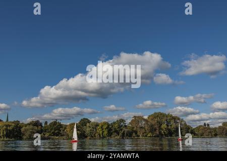 Zwei Segelboote auf einem ruhigen Fluss unter blauem Himmel, Alster, Hamburg, Deutschland, Europa Stockfoto