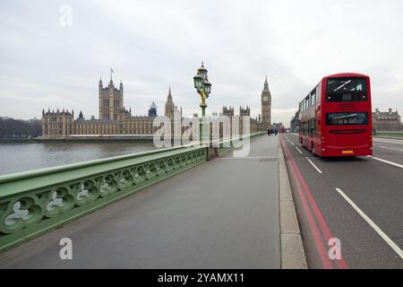 Westminster Bridge mit Blick auf das britische Parlament und Big Ben. Der rote Londoner Doppeldeckerbus fährt in der Nähe Stockfoto