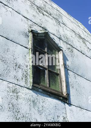 Holzfenster in einem alten Haus in Vyborg, Russland, Europa Stockfoto