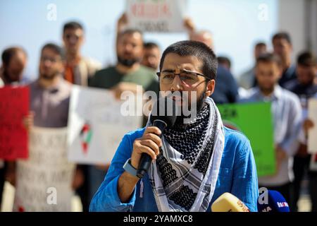Gaziantep, Turkiye. Oktober 2024. Gaziantep, Turkiye. Oktober 2024. Dutzende von Studenten und Akademikern der Gaziantep University of Islamic Sciences and Technology versammeln sich auf dem Campus, um an ein Jahr des israelischen Krieges im Gazastreifen zu erinnern. Die israelische Militäroffensive begann am selben Tag des Angriffs der Hamas auf Israel am 7. Oktober. Die Studenten in der südtürkischen Stadt Gaziantep zeigten eine große palästinensische Flagge auf dem Campus, während sie ein Ende des Krieges gegen Gaza und der israelischen Besetzung Palästinas forderten (Credit Image: © Zakariya Yahya/IMAGESLIVE via ZUMA Press Wire) EDITORIAL Stockfoto