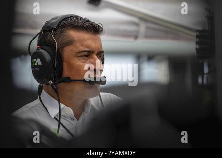 INDYCAR-Teambesitzer RICARDO JUNCOS beobachtet sein Team bei der Arbeit an seinem Juncos Hollinger Racing CAR, bevor er für die Indianapolis 500 at I eine Trainingseinheit absolviert Stockfoto