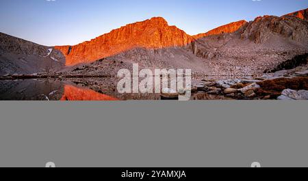 Cottonwood Lakes, Kalifornien, USA. Oktober 2024. Der Sonnenaufgang war an einem frühen Oktobermorgen an den Cottonwood Lakes in den östlichen Sierra Nevada Mountains glorreich. Dies war der Blick auf den Cottonwood Lake #5, der nordwestlich vom höchsten der fünf Seen im Cottonwood Lake Basin aus einer Höhe von 11.200 Metern lag. Die Cottonwood Lakes können zu Fuß von Horseshoe Meadows aus auf einer 10 km langen Wanderung erreicht werden. Die nächstgelegene Stadt ist Lone Pine, Kalifornien. (Kreditbild: © Bruce Chambers/ZUMA Press Wire) NUR REDAKTIONELLE VERWENDUNG! Nicht für kommerzielle ZWECKE! Stockfoto