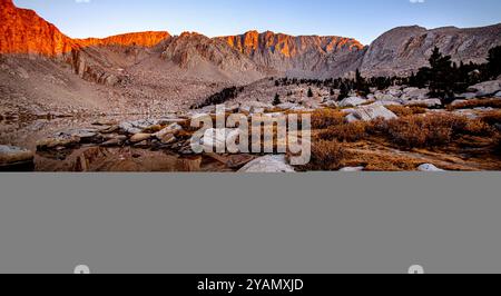 Cottonwood Lakes, Kalifornien, USA. Oktober 2024. Der Sonnenaufgang war an einem frühen Oktobermorgen an den Cottonwood Lakes in den östlichen Sierra Nevada Mountains glorreich. Dies war der Blick auf den Cottonwood Lake #5, der nordwestlich vom höchsten der fünf Seen im Cottonwood Lake Basin aus einer Höhe von 11.200 Metern lag. Die Cottonwood Lakes können zu Fuß von Horseshoe Meadows aus auf einer 10 km langen Wanderung erreicht werden. Die nächstgelegene Stadt ist Lone Pine, Kalifornien. (Kreditbild: © Bruce Chambers/ZUMA Press Wire) NUR REDAKTIONELLE VERWENDUNG! Nicht für kommerzielle ZWECKE! Stockfoto