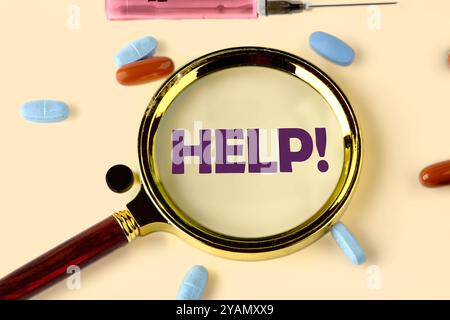 HILFEWORT, geschrieben durch eine Lupe auf gelbem Hintergrund. Das Konzept eines gesunden Lebensstils. Stockfoto