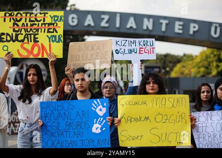 Gaziantep, Turkiye. Oktober 2024. Gaziantep, Turkiye. 14. Oktober 2024. Auf dem Campus der Gaziantep University in Gaziantep, Süd-Turkiye, halten Studentinnen eine Mahnwache, um Gewalt an Mädchen und Frauen anzuprangern. Die Demonstranten skandierten Slogans und brachten Banner auf, die zum Schutz von Frauen und Kindern aufriefen, während sie der Regierung die Schuld gaben, nicht genug zu tun, um junge Mädchen und Frauen zu schützen. Seit der Ermordung zweier junger Frauen in Istanbul in der vergangenen Woche protestieren seit einer Woche täglich Hunderte von Frauen in verschiedenen türkischen Städten und Universitätscampus. Die Demonstranten hoben auch hervor, dass VI Stockfoto