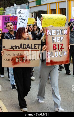 Gaziantep, Turkiye. Oktober 2024. Gaziantep, Turkiye. 14. Oktober 2024. Auf dem Campus der Gaziantep University in Gaziantep, Süd-Turkiye, halten Studentinnen eine Mahnwache, um Gewalt an Mädchen und Frauen anzuprangern. Die Demonstranten skandierten Slogans und brachten Banner auf, die zum Schutz von Frauen und Kindern aufriefen, während sie der Regierung die Schuld gaben, nicht genug zu tun, um junge Mädchen und Frauen zu schützen. Seit der Ermordung zweier junger Frauen in Istanbul in der vergangenen Woche protestieren seit einer Woche täglich Hunderte von Frauen in verschiedenen türkischen Städten und Universitätscampus. Die Demonstranten hoben auch hervor, dass VI Stockfoto