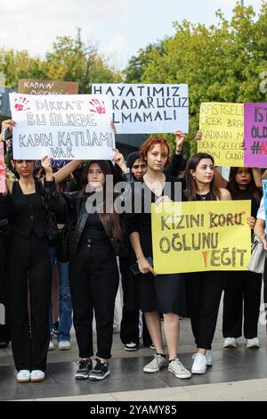 Gaziantep, Turkiye. Oktober 2024. Gaziantep, Turkiye. 14. Oktober 2024. Auf dem Campus der Gaziantep University in Gaziantep, Süd-Turkiye, halten Studentinnen eine Mahnwache, um Gewalt an Mädchen und Frauen anzuprangern. Die Demonstranten skandierten Slogans und brachten Banner auf, die zum Schutz von Frauen und Kindern aufriefen, während sie der Regierung die Schuld gaben, nicht genug zu tun, um junge Mädchen und Frauen zu schützen. Seit der Ermordung zweier junger Frauen in Istanbul in der vergangenen Woche protestieren seit einer Woche täglich Hunderte von Frauen in verschiedenen türkischen Städten und Universitätscampus. Die Demonstranten hoben auch hervor, dass VI Stockfoto